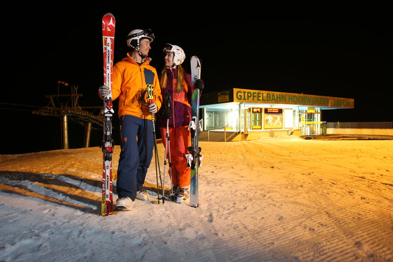 The combination of atmosphere and perfect piste makes night skiing an unforgettable experience. | © Gregor Hartl