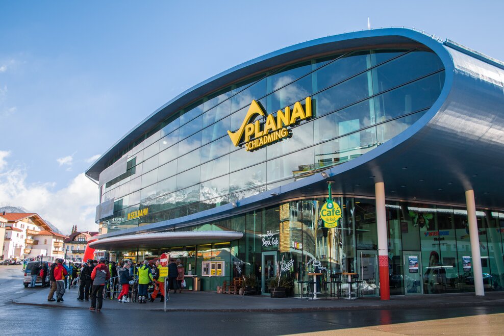 Planet Planai, the new valley station of the Planai main cable car with ticket office and bus stop directly at the entrance to the lift. | © Alexander Klünsnser