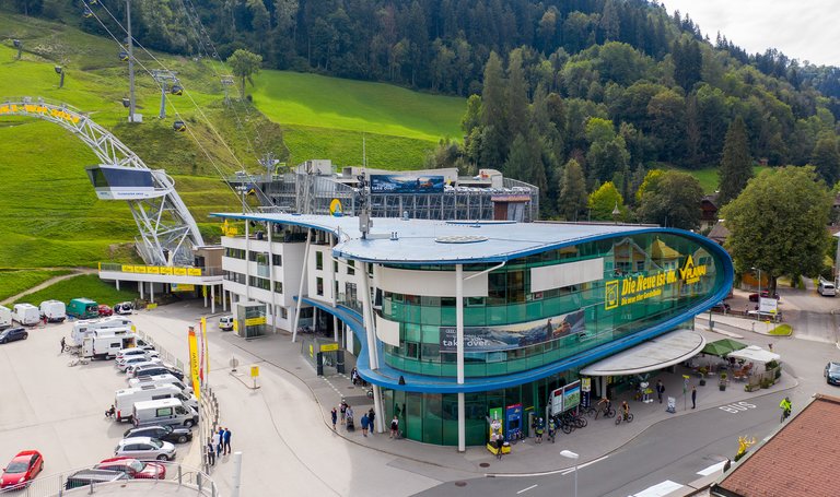Der Planet Planai, die neue Talstation der Planai Hauptseilbahn mit der modernen 10er Gondel | © Hans-Peter Steiner