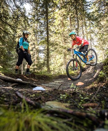 Mutter und Sohn im Bikepark Planai | © Roland Haschka