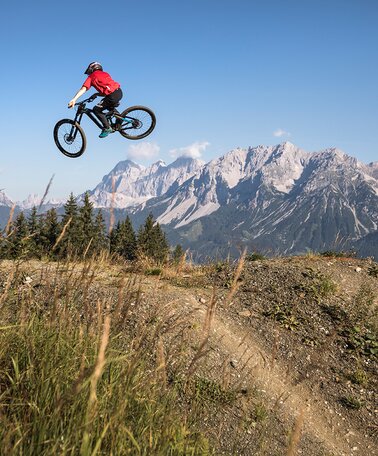 Bikepark Planai mit Bergketten im Hintergrund | © Roland Haschka