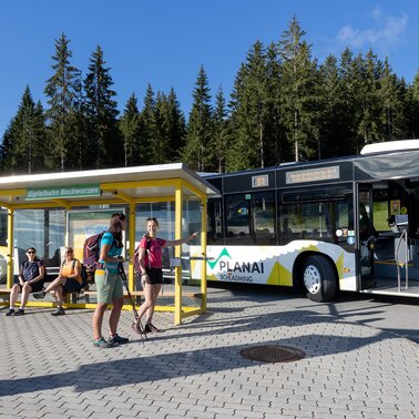 Mit dem Gelenksbus zu den schönsten Plätzen der Region Schladming-Dachstein unterwegs | © Harald Steiner