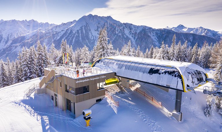 Das Panoramadeck auf der Bergstation der neuen Lärchkogelbahn | © Johannes Absenger