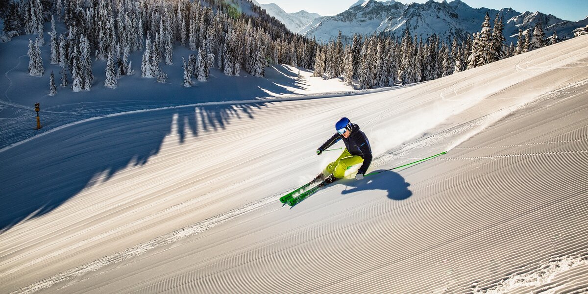 Skifahrer auf perfekt präparierter Piste  | © Herbert Raffalt