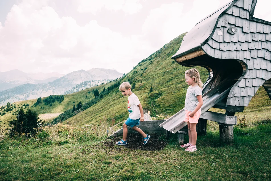 Two kids playing in the wooden animal park | © Armin Walcher