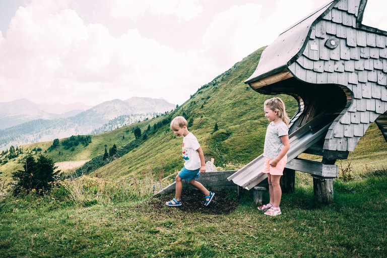 Two kids playing in the wooden animal park | © Armin Walcher
