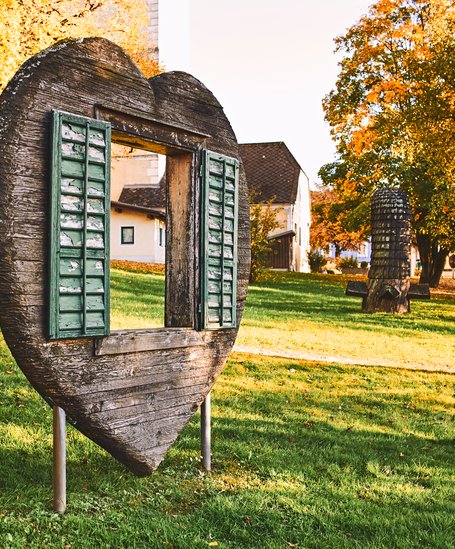 Herzförmige Holzskulptur mit Fenster | © Armin Walcher