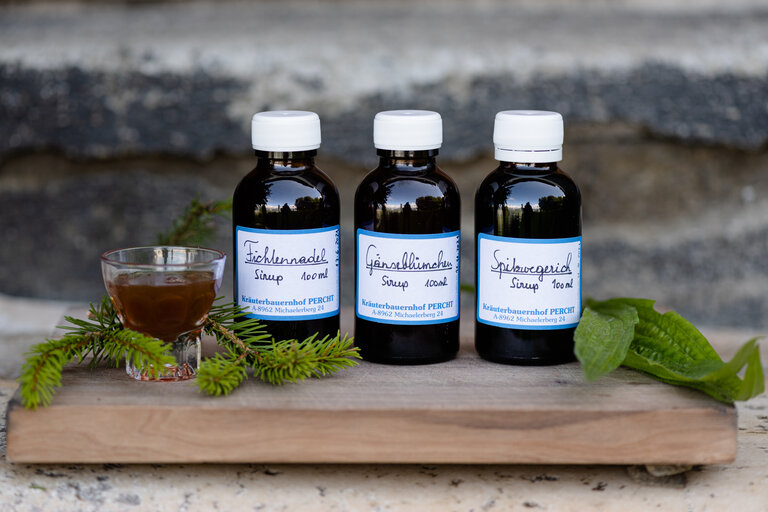 Verschiedene Sirupe, Kräuterbauernhof Percht | © Martina Siebenhandl