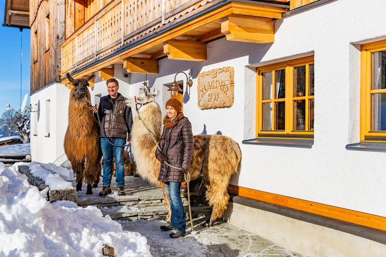 Bauersleute mit ihren Lamas vor dem Klausnerhof | © TVB Haus-Aich-Gössenberg@René Eduard Perhab