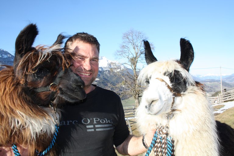 Bauer Florian mit seinen Lamas | © Klausnerhof