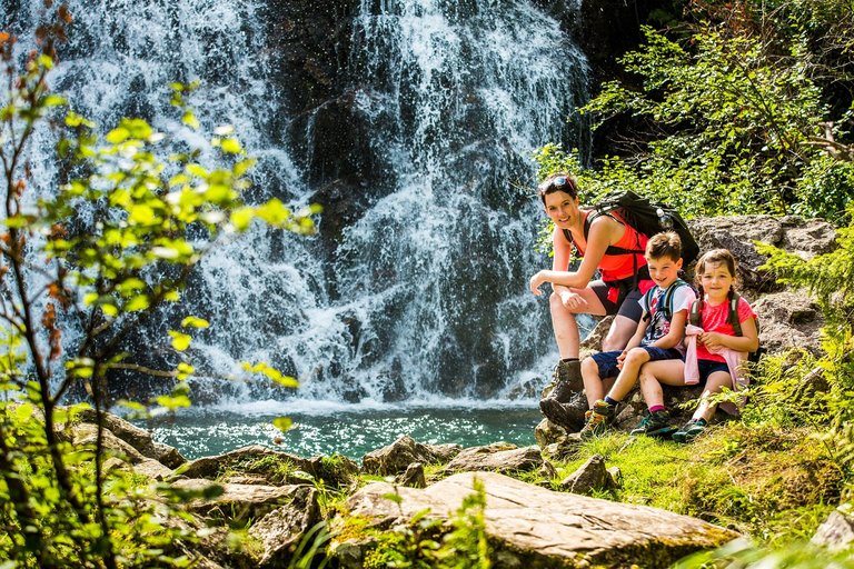 Mutter mit Kindern vor einem Wasserfall | © TVB Haus-Aich-Gössenberg@René Eduard Perhab