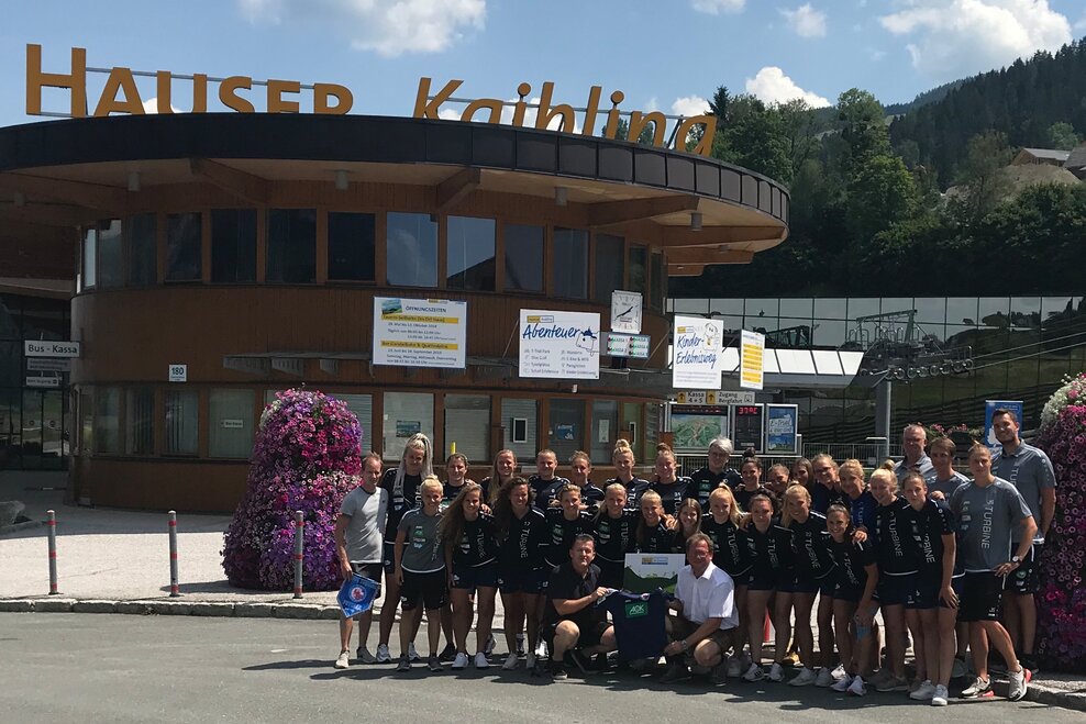 Damenfußballmannschaft und Kooperationspartner vor Hauser Kaibling Talstation | © 1. FFC Turbine Potsdam