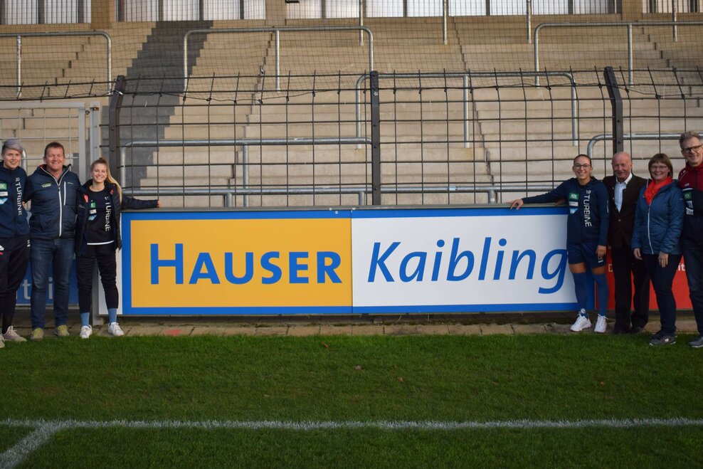 Personen vor Transparent Hauser Kaibling | © 1. FFC Turbine Potsdam