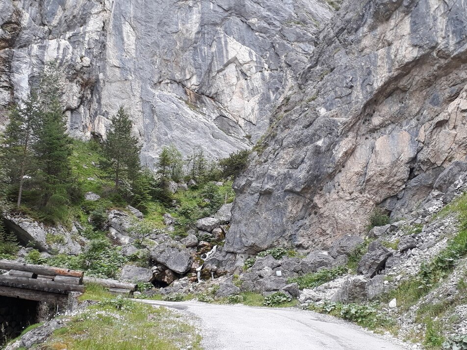 Bergstraße zwischen Felsklüften | © TVB Haus-Aich-Gössenberg