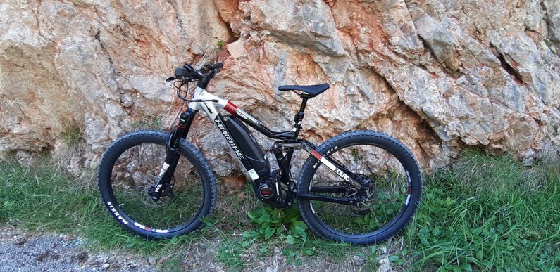 E-Bike vor Felswand | © TVB Haus-Aich-Gössenberg