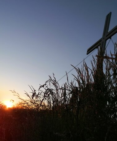 Gipfelkreuz im Sonnenaufgang | © TVB Haus-Aich-Gössenberg