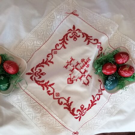 gesticktes Osterdeckerl mit bunten Ostereiern | © TVB Haus-Aich-Gössenberg