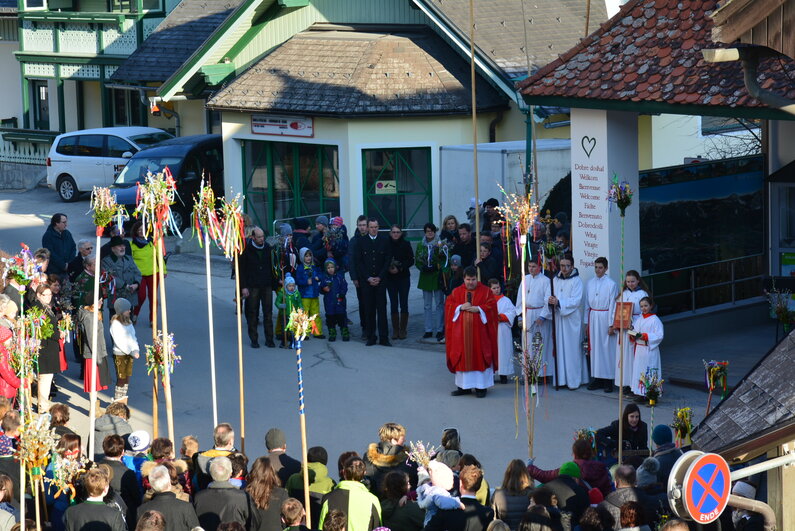 Segnung der Palmbuschen am Schlossplatz in Haus/Ennstal | © Marktgemeinde Haus