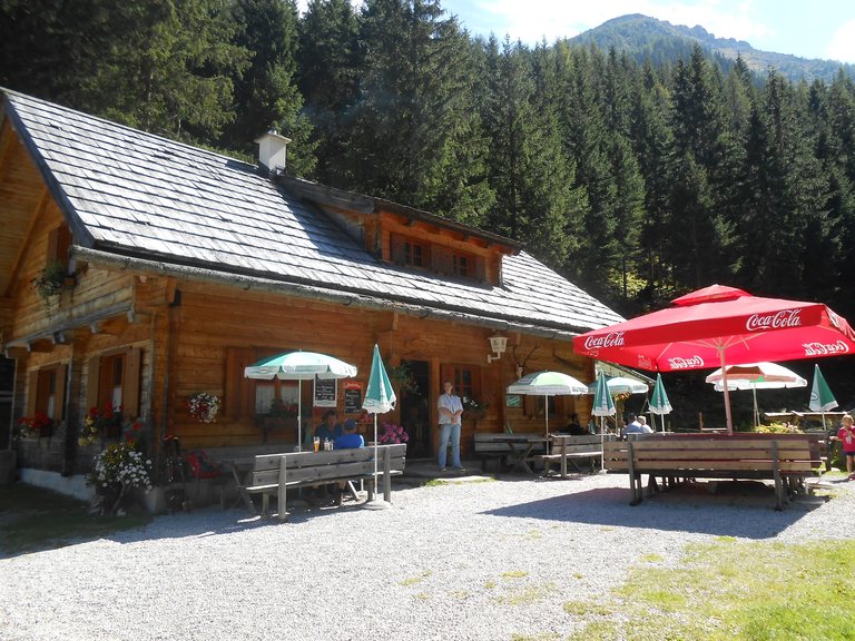 Stangl Alm - Eingang mit Terrasse | © Stangl Alm