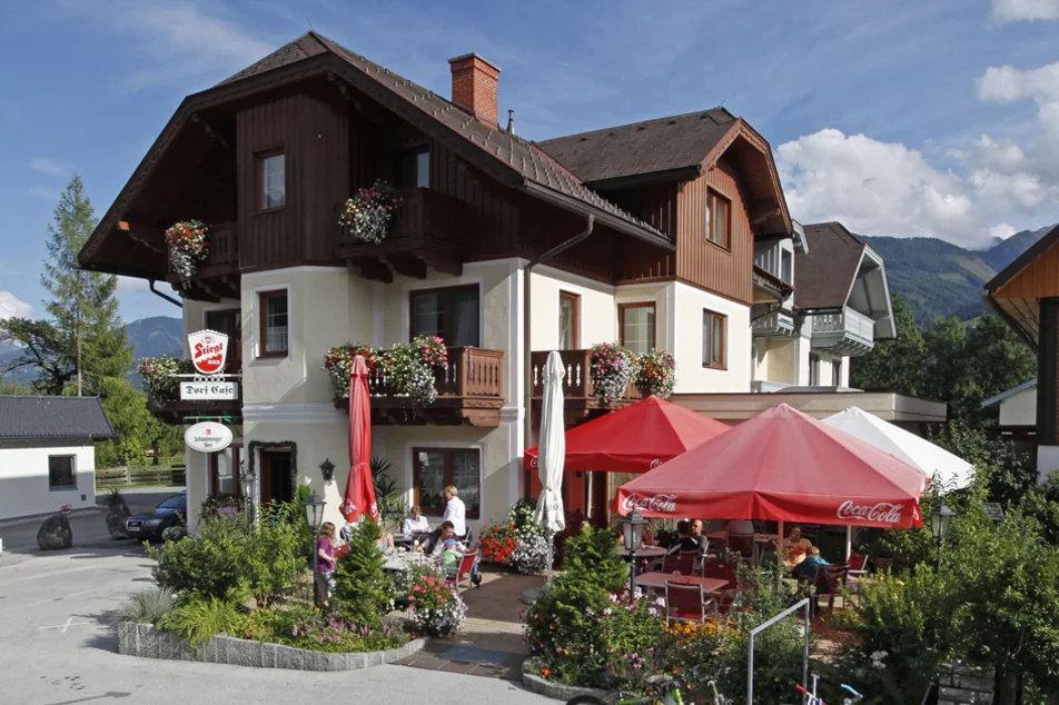 Dorf Café - Hausfoto Sommer | © Dorf Café