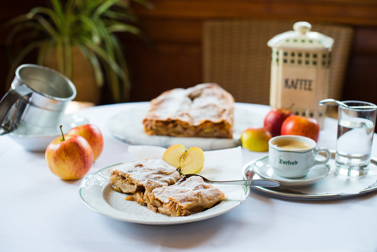 Dorf Café - Apfelstrudel mit Kaffee | © Dorf Café