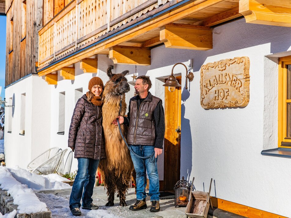 Klausnerhof - Bauersleute mit Lama | © TVB Haus-Aich-Gössenberg@René Eduard Perhab
