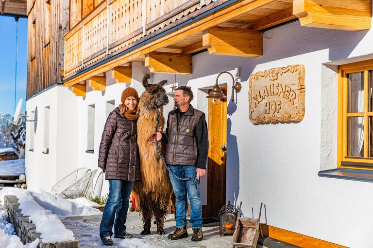 Klausnerhof - Bauersleute mit Lama | © TVB Haus-Aich-Gössenberg@René Eduard Perhab