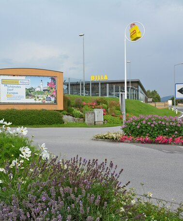 Ortseinfahrt Haus mit Billa im Hintergrund | © Marktgemeinde Haus