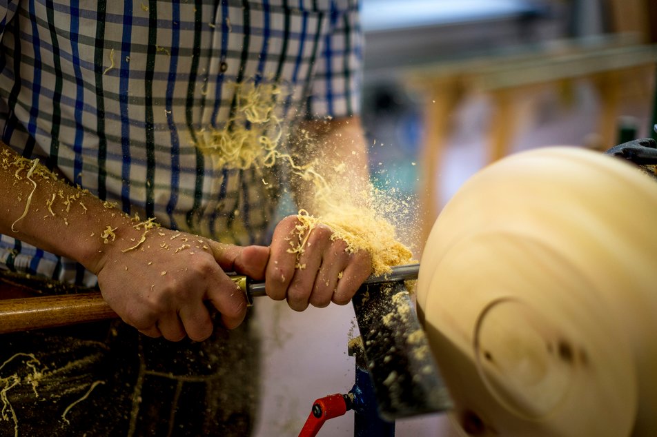 Woodturner at work | © Ikarus