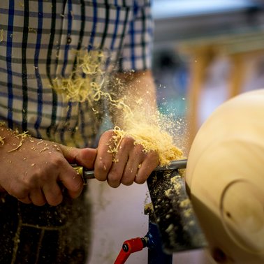 Drechsler bei der Arbeit | © Ikarus