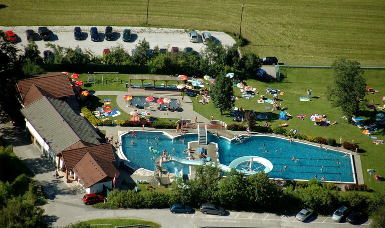 Erlebnisfreibad Haus von oben | © TVB Haus-Aich-Gössenberg