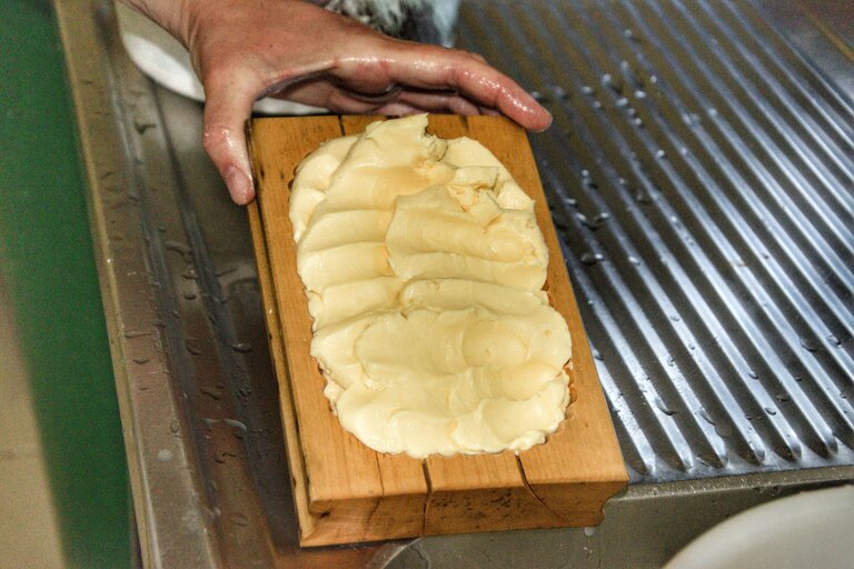 Butterproduktion auf der Harmeralm | © Marlene Eggmayr