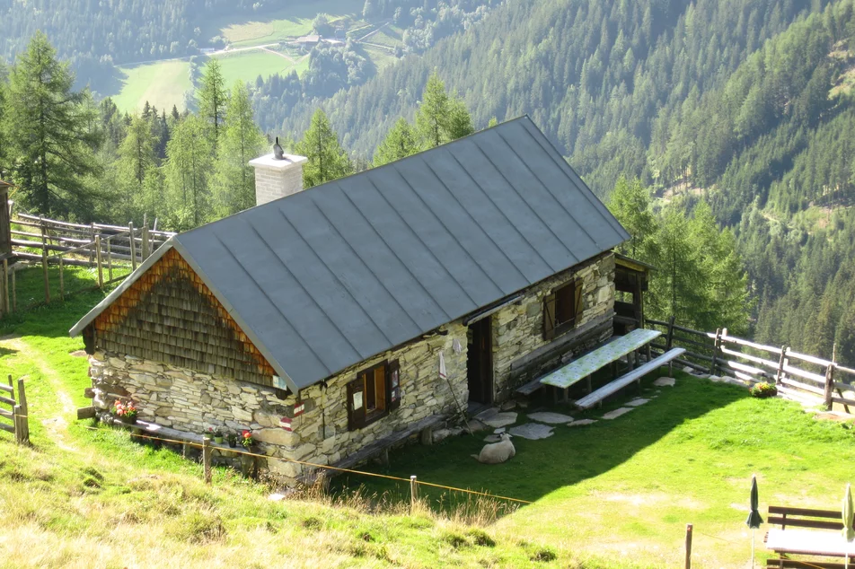 Am Weg zum Gumpeneck kommt man an der Schleinhütte vorbei. | © Familie Holzinger