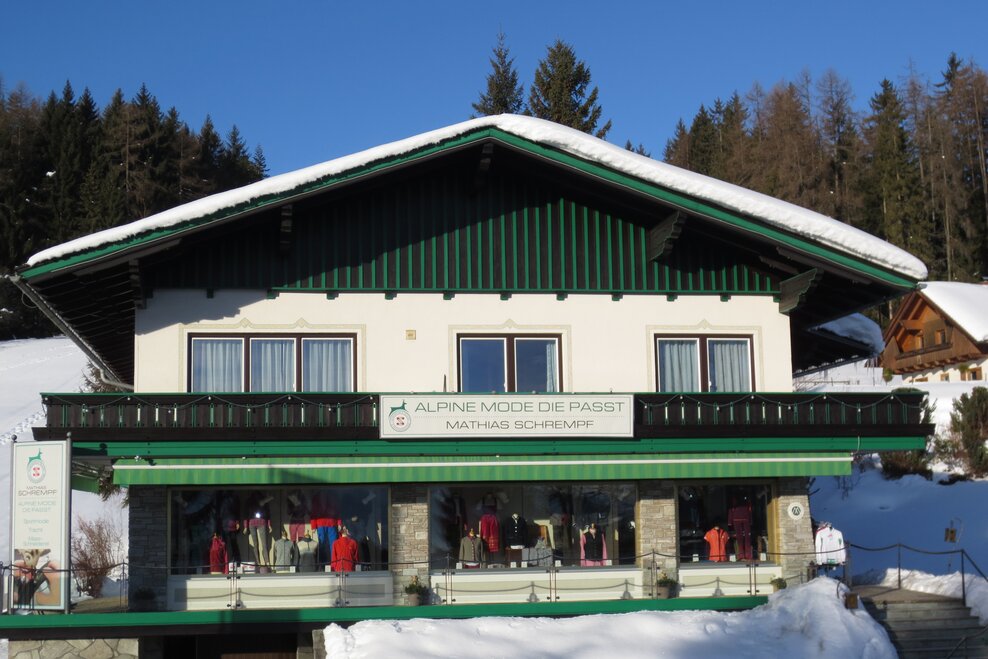Geschäft neben der Hauptstraße in Ramsau Kulm. | © Sportmoden Schrempf