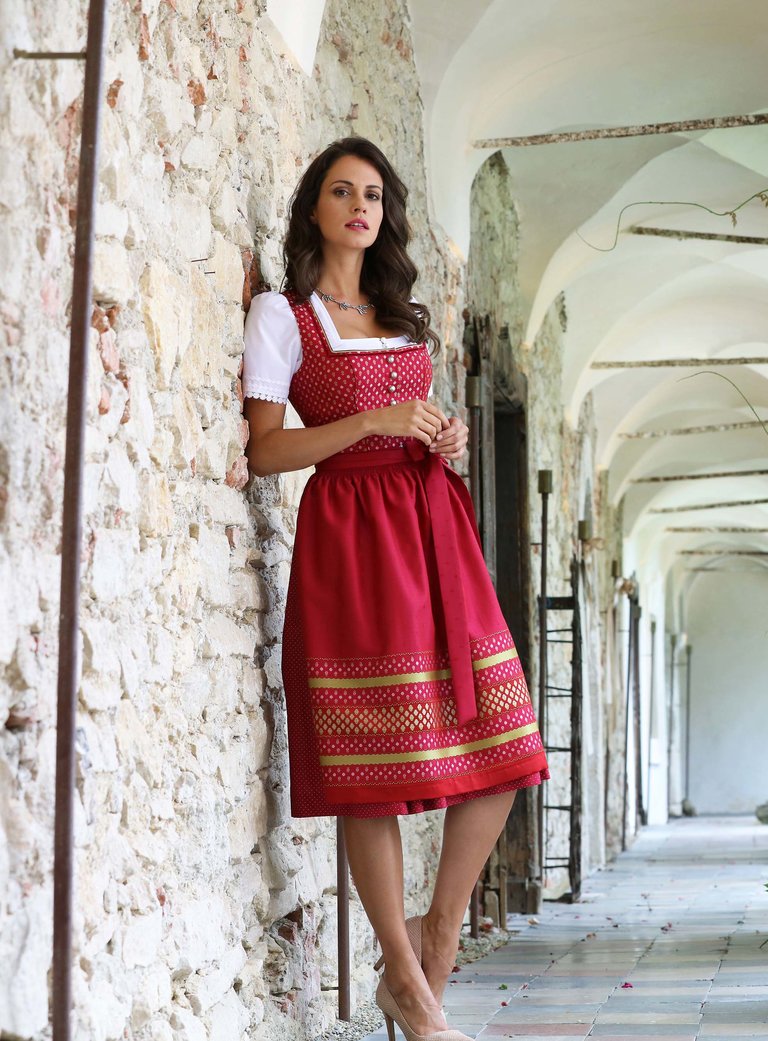 Rotes Dirndl mit Schürze. | © Sportmoden Schrempf