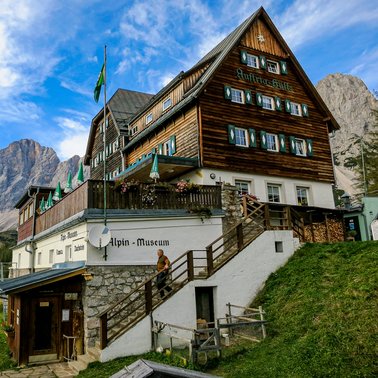Austriahütte mit der Dachsteinsüdwand im Hintergrund. | © Herzog