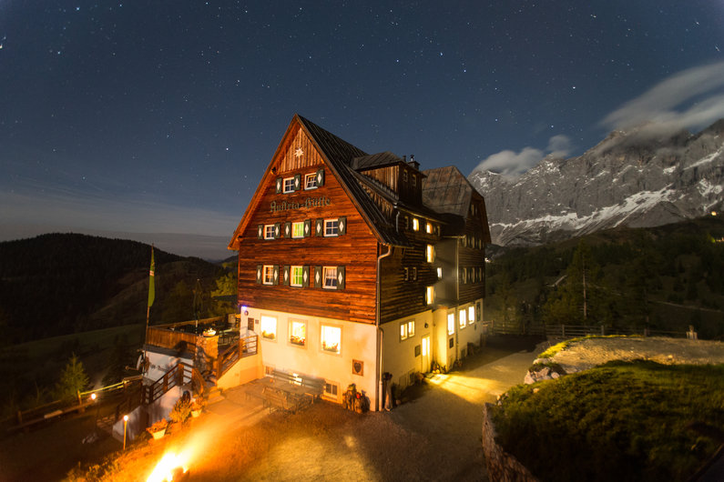 Austriahütte bei Nacht. | © Dominik Steiner