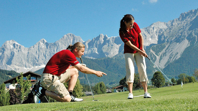 Zwei Golfer am weltweit 1. Bio Golfplatz | © Kobaldhof