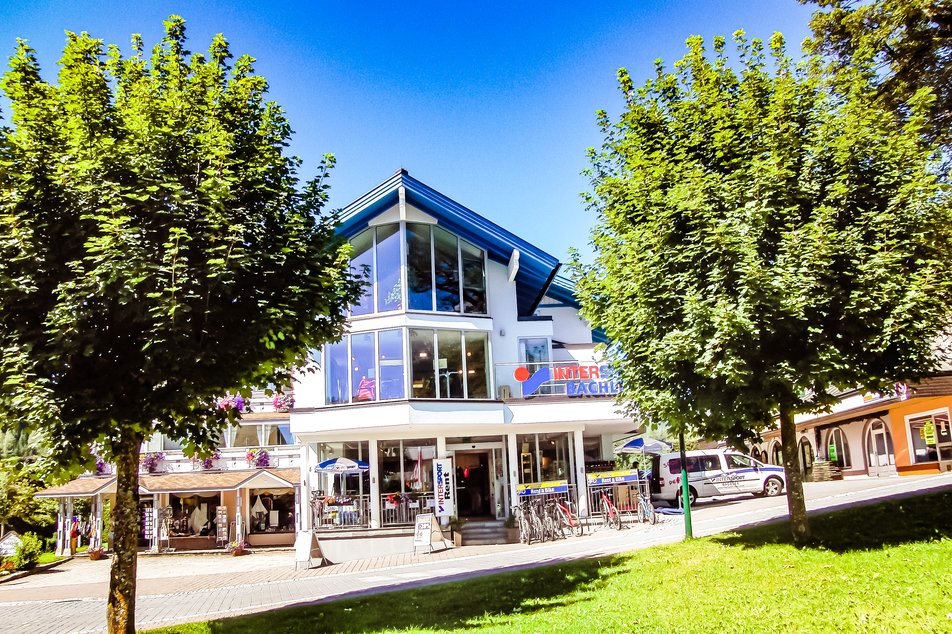Die Fassade von Intersport Bachler. | © Intersport Bachler