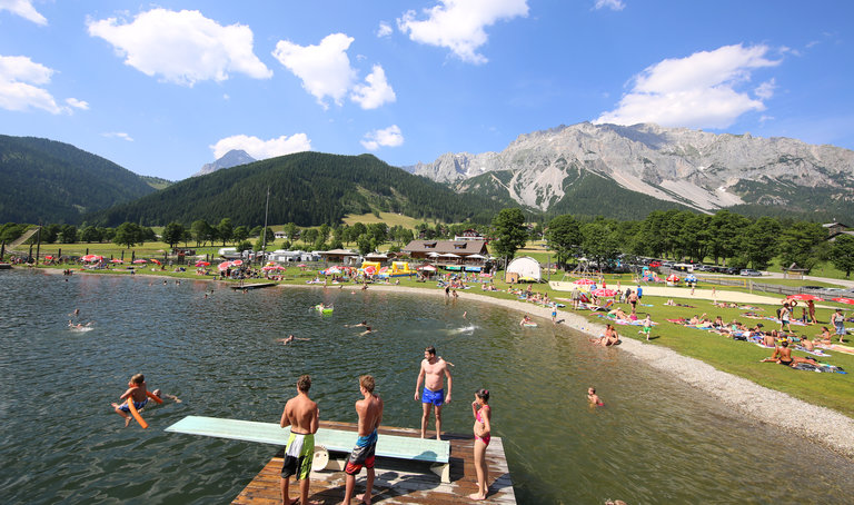 Sprungbrett am Badesee.  | © Erlebnis Rittisberg