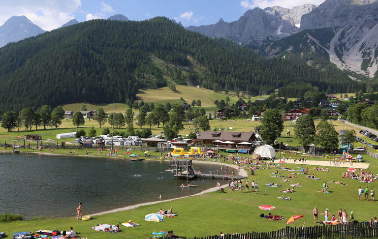 Liegewiese am Badesee Ramsau Beach | © Erlebnis Rittisberg