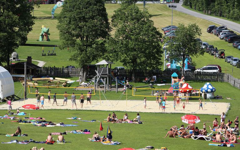 Liegewiese mit Volleyballplatz. | © Erlebnis Rittisberg