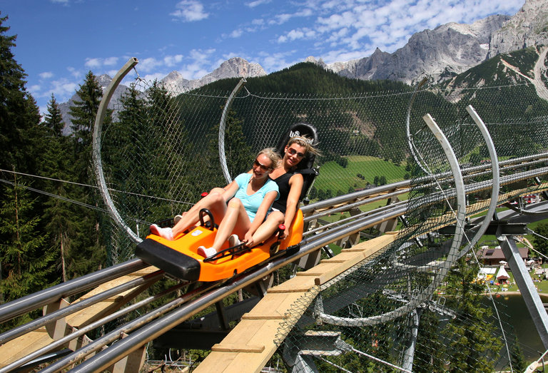 Frau mit Kind auf dem Coaster. | © Erlebnis Rittisberg