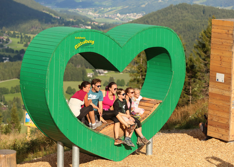Familienfoto im grünen Herz. | © Erlebnis Rittisberg