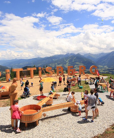 Eine Gruppe Kinder spielt am Höhenspielplatz. | © Hans-Peter Steiner