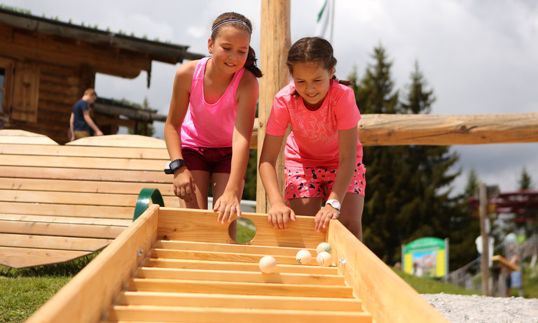 Kinder spielen mit der Kugelbahn. | © Hans-Peter Steiner