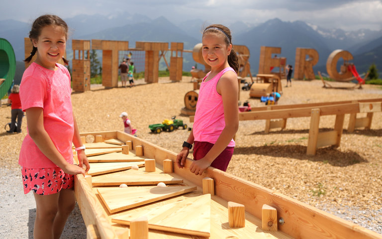 Kinder spielen mit der Kugelbahn. | © Hans-Peter Steiner