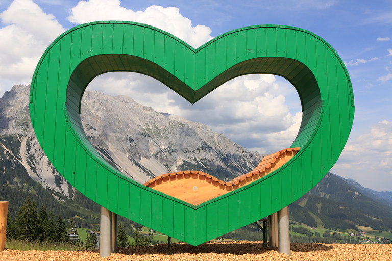 Grüne Herzbank mit Bergblick. | © Hans-Peter Steiner
