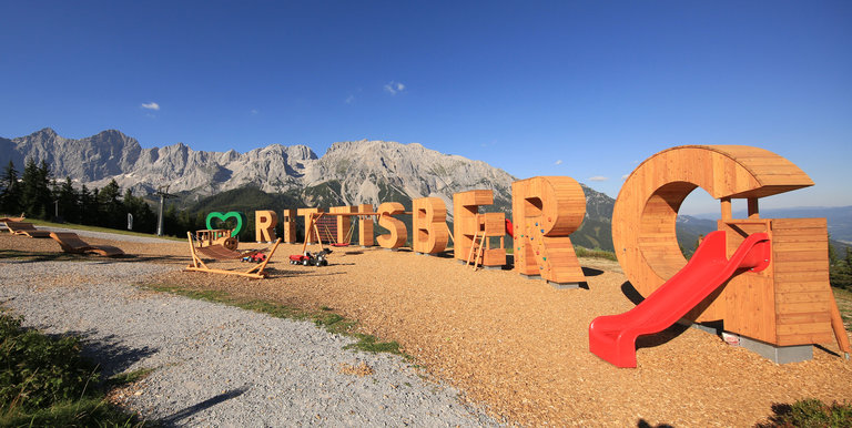 Rittisberg Höhenspielplatz mit roter Rutsche. | © Hans-Peter Steiner