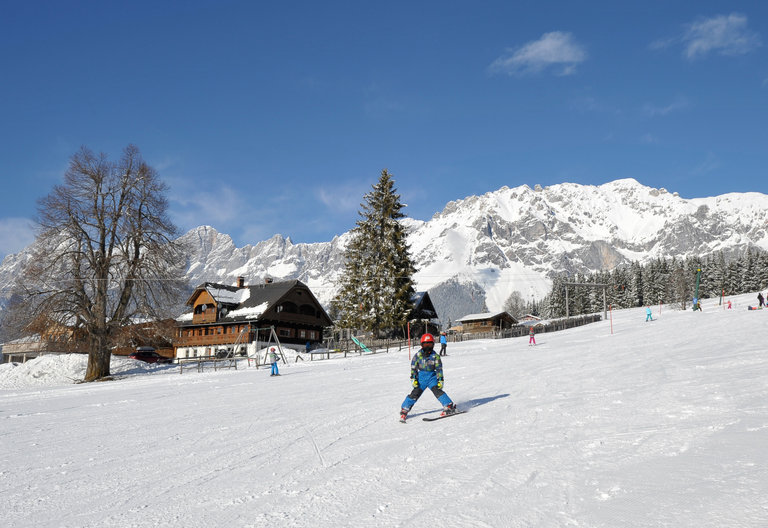 Ein Kind lernt Skifahren am Drachenlift. | © Hans-Peter Steiner